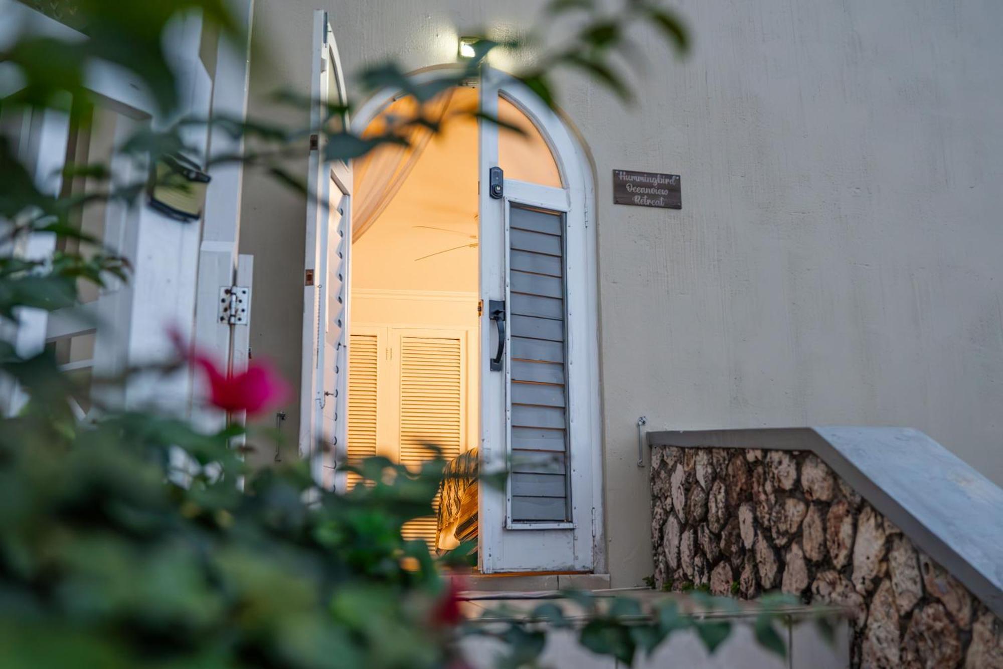 Hummingbird Retreat - Luxury Oceanview Apt, 7-Minute Walk To Beach Очо-Риос Экстерьер фото